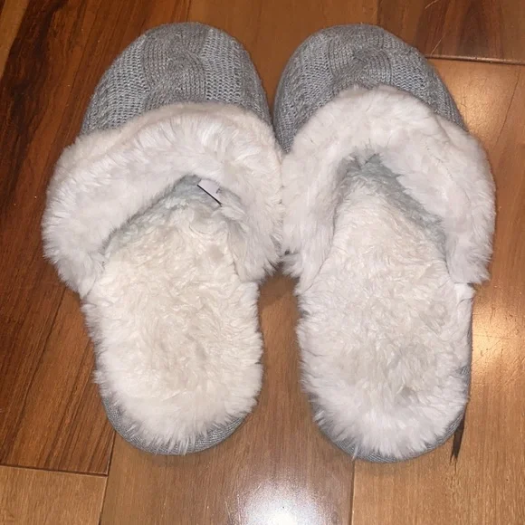 LIKE NEW- VICTORIAS SECRET CLOSED TOE FAUX FUR SWEATER SLIPPERS - SIZE MEDIUM - Picture 5 of 7